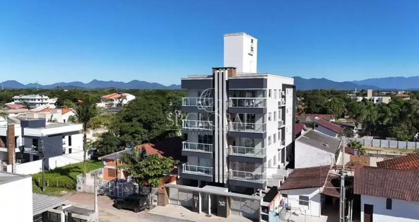 Apartamento mobiliado na região central de itapoá sc, 03 dormitórios e apenas 200 metros da praia