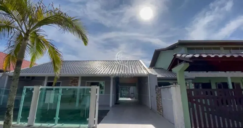 Casa com piscina á 50 metros da praia balneário brasilia em itapoá-sc