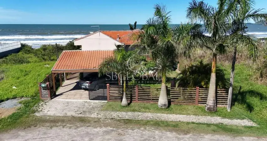 Casa averbada frente para o mar no balneário mariluz em itapoá/sc