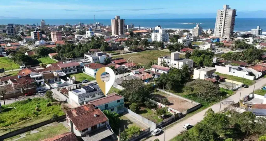 Sobrado com amplo espaço de  terreno com 450m² na região central em itapoá/sc