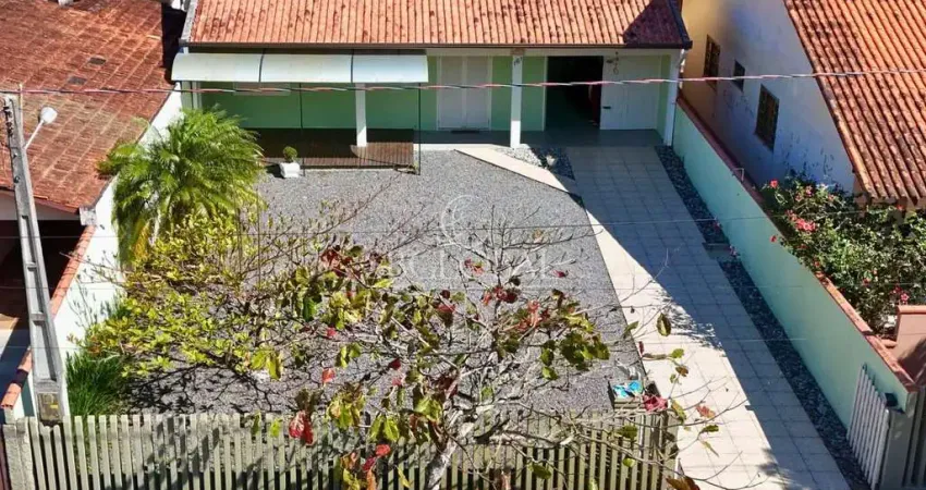 Casa com 3 quartos à 150 metros da praia na barra do saí em itapoá/sc