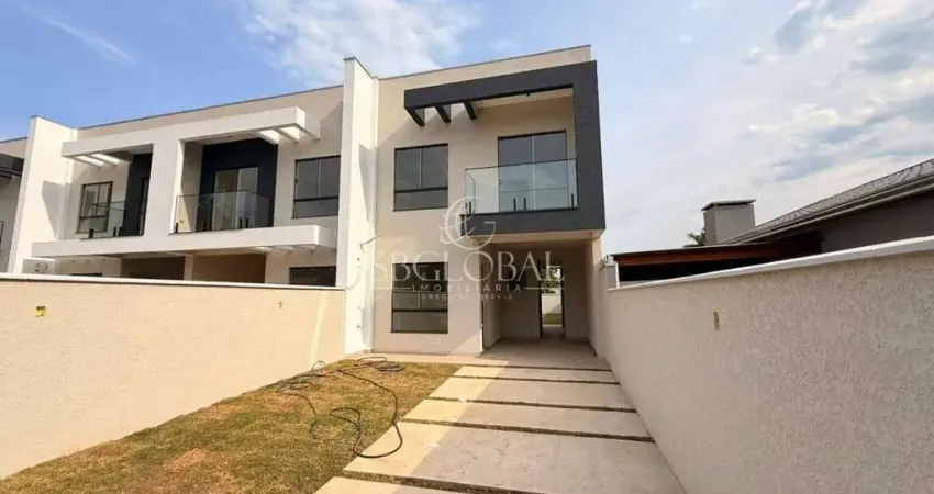 Sobrado com amplo espaço de terreno nos fundos localizado no balneário princesa do mar em itapoá-sc