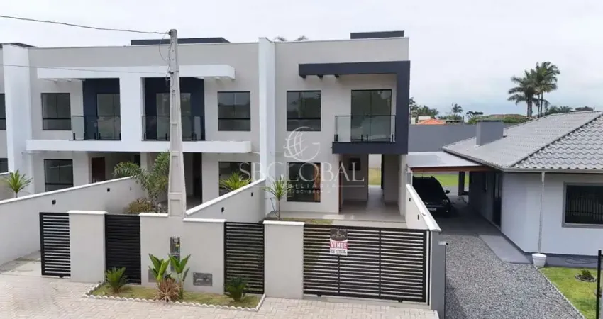 Sobrado com amplo espaço de terreno nos fundos localizado no balneário princesa do mar em itapoá-sc