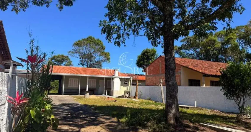 Casa com amplo espaço de terreno no balneário cambijú, em itapoá/sc