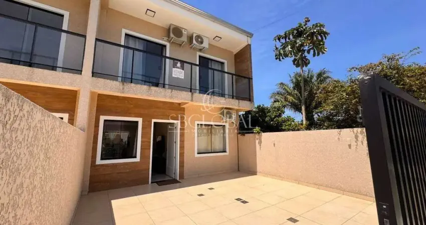 Sobrado mobiliado com piscina e 04 dormitórios na Barra do Saí em Itapoá SC