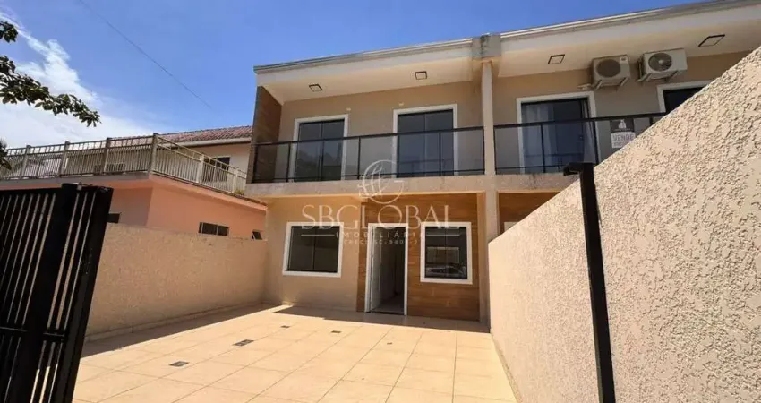 Sobrado com piscina na Barra do Saí, 04 dormitórios sendo 1 suíte, apenas 500 metros da praia!