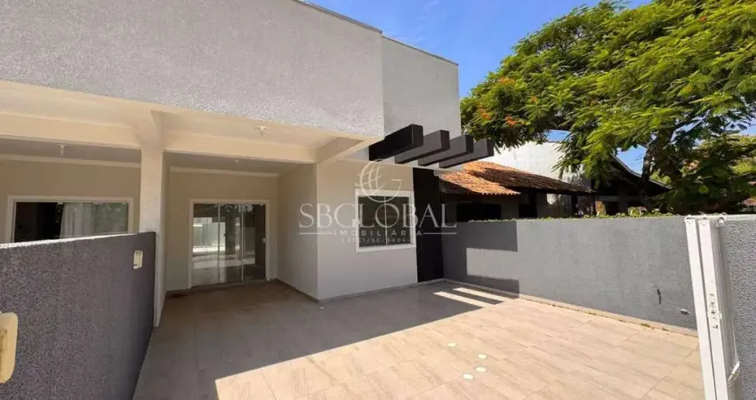 Casa nova com piscina e 03 dormitórios na Barra do Saí em Itapoá SC, apenas 150 metros da praia !
