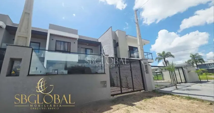 Sobrado com excelente acabamento com piscina e 3 quartos no Balneário Volta ao Mundo I em Itapoá/SC