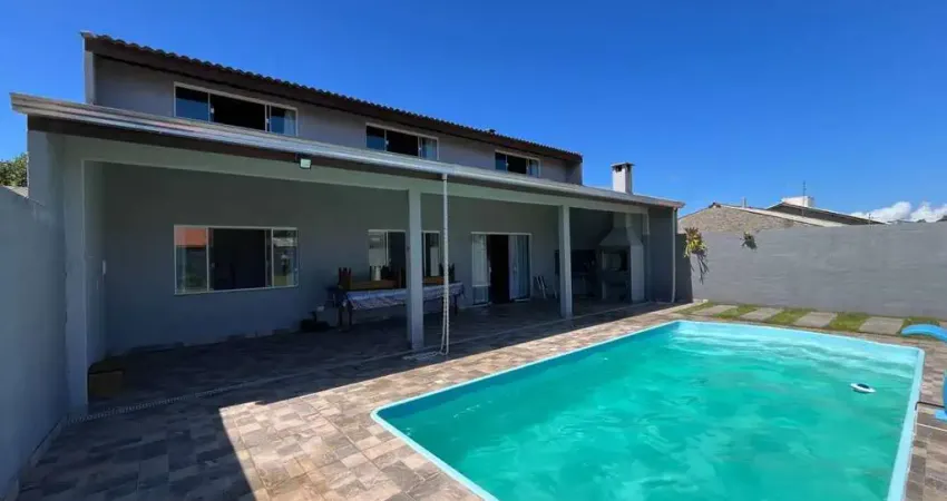 Ampla Casa com Ático, 5 Quartos e Piscina na Barra do Saí em Itapoá SC
