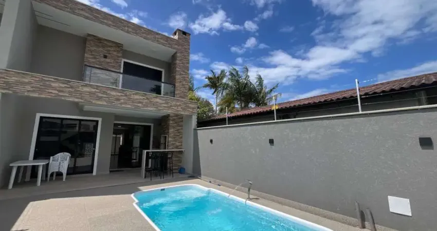 Sobrado com 4 Quartos, Piscina e Suíte com Closet – 400m da praia em Itapoá SC