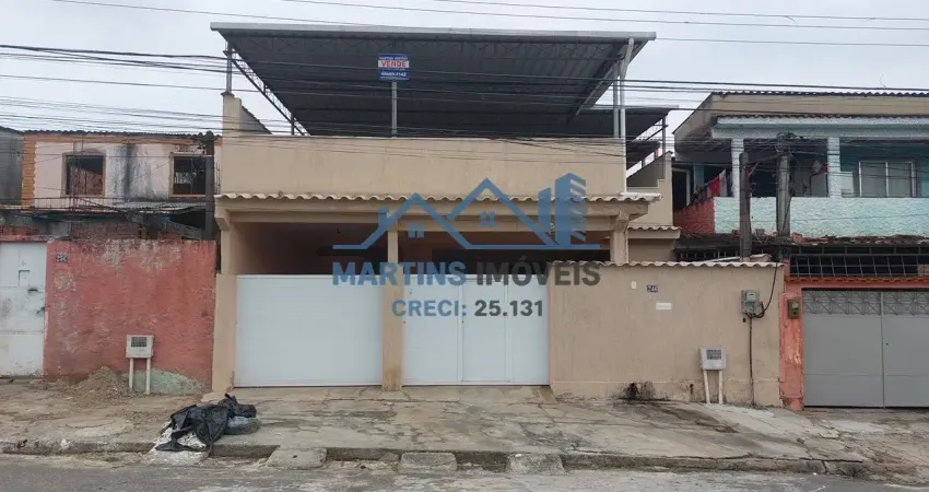 Ampla casa linear com 3 quartos e terraço coberto em condomínio fechedo