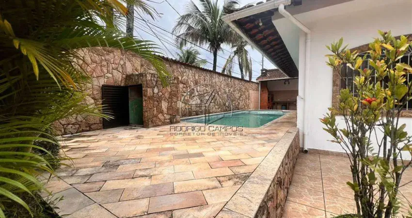 Espaçosa Casa Térrea com Piscina à Venda no Caiçara, Praia Grande