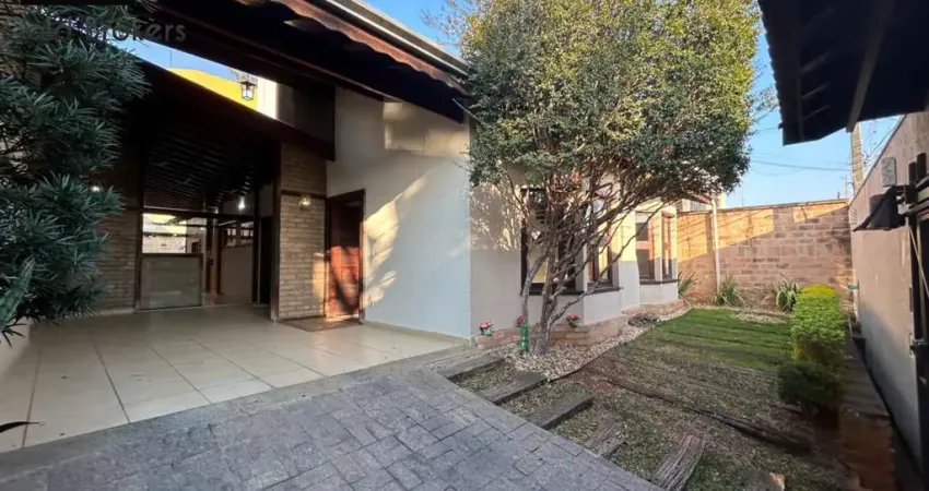 Casa para locação em Jundiaí-SP: 3 quartos, 1 suíte, 3 salas, 3 banheiros, 2 vagas de garagem, 218,00 m²!