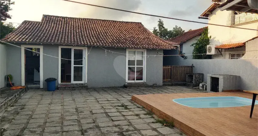 Casa com piscina de  3 quartos à venda em Piratininga - RJ