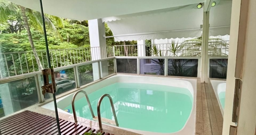 Apartamento claro, arejado, em frente à praia da Barra da Tijuca em condomínio tradicional do bairro.