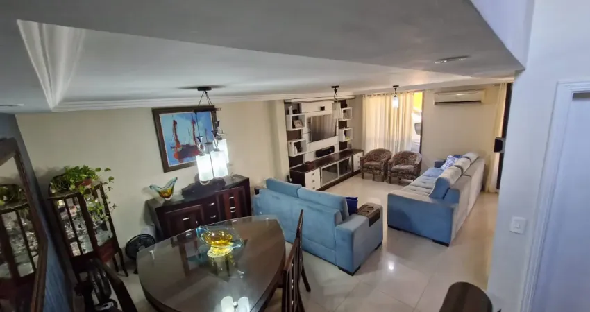 Linda casa duplex em condomínio fechado, porteira fechada. 3 quartos, sendo 3 suites, podendo ser revertida para 4 suites. garagem comporta 2 carros. churrasqueira e forno de pizza.