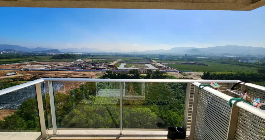 O imóvel no bairro barra olímpica tem 65 metros quadrados com 2 quartos sendo 1 suíte e 2 banheiros.