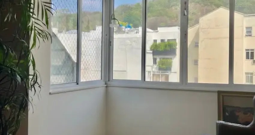 O imóvel no bairro Leblon possui 80 metros quadrados com 2 quartos e 2 banheiros. Apartamento na segunda quadra da praia. Posto 12.