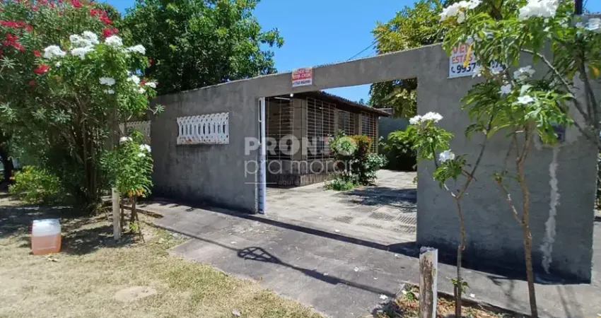 Casa com excelente localização em Tamandaré a 190 metros da praia, o terreno com cerca de 300m²; ideal para investimento.