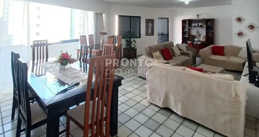Apartamento com excelente localização no bairro de boa viagem, com 157,53m² de área útil.