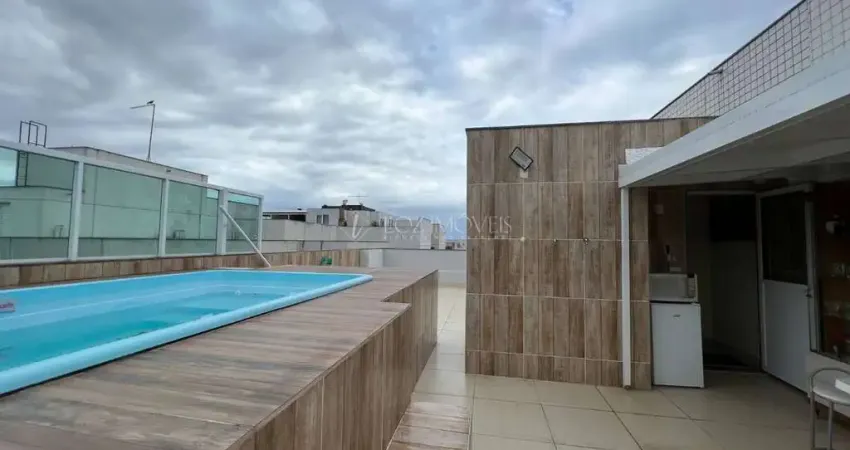 Cobertura duplex de 242 m² no recreio dos bandeirantes, rj. 3 suítes com móveis planejados, sala ampla com varandão, terraço com piscina, elevador, estacionamento e segurança.
