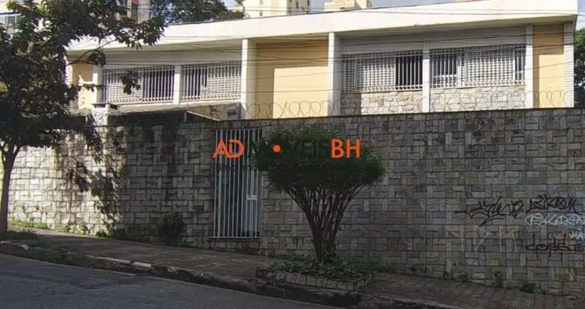 Casa de esquina com área construída de 321m², com habite-se, 04 quartos, 01 suíte, 04 vagas, na Serra