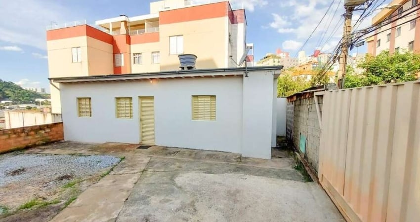 Lote com área de 375m², barracão de 01 quarto, no Caiçara
