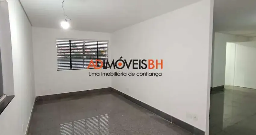 Casa com habite-se com área de 220m², com loja de 60m², 04 quartos, 02 suítes, 06 vagas de garagem, no Cachoeirinha