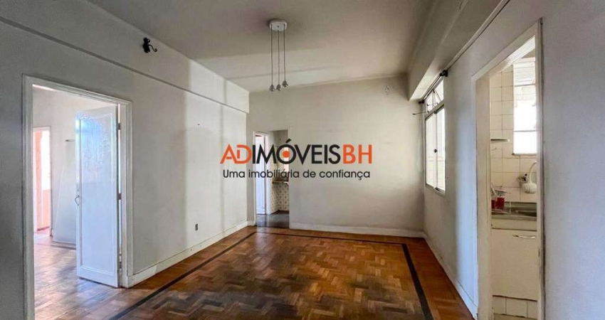 Apartamento com área de 99m², 03 quartos, varanda, prédio com elevador, no Centro