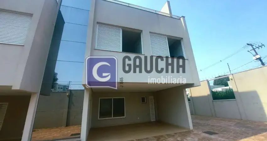 Triplex em Condomínio com Piscina