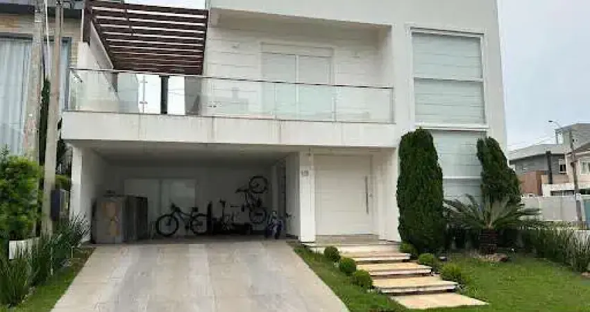 Residência Exclusiva em Condomínio Fechado - 3 Suítes, Closet, e Espaço Gourmet