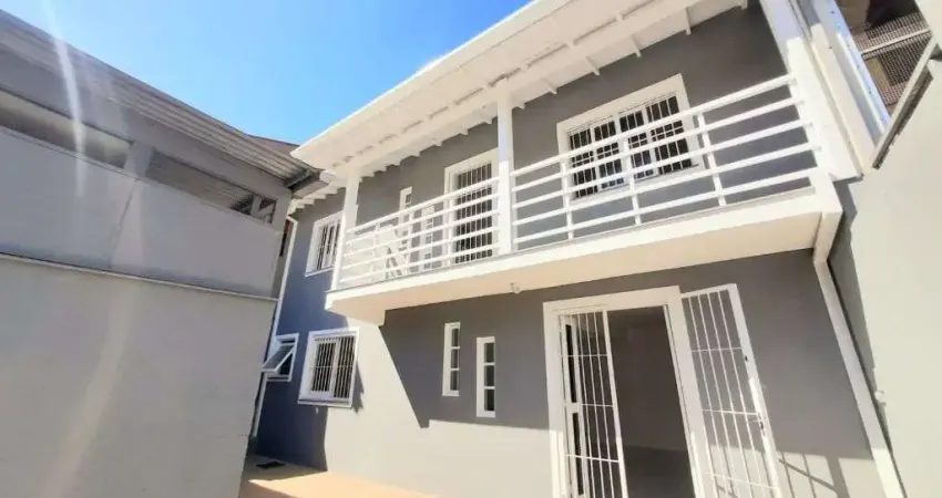 Casa com pátio amplo e 2 dormitórios à venda em bairro com fácil acesso