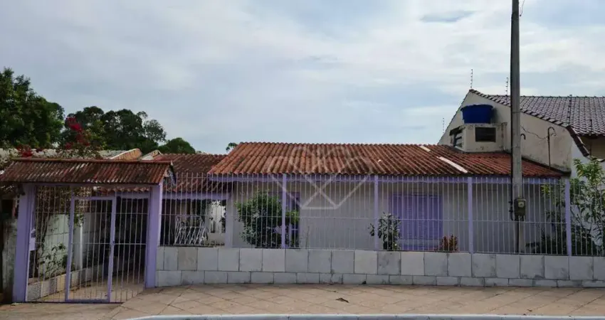 Casa com 2 Dormitórios e Amplo Pátio para Alugar no Bairro Bom Sucesso