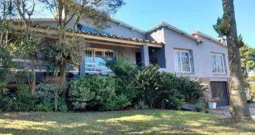 Casa mobiliada com amplo terreno, piscina e 8 vagas à venda no bairro cascata