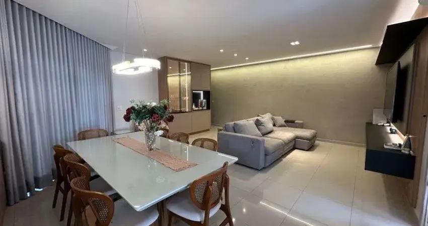 Casa em Alto Padrão a venda no Bairro Santa Mônica com 3 suítes