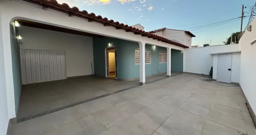 Linda Casa a venda no Bairro Santa Mônica com piscina