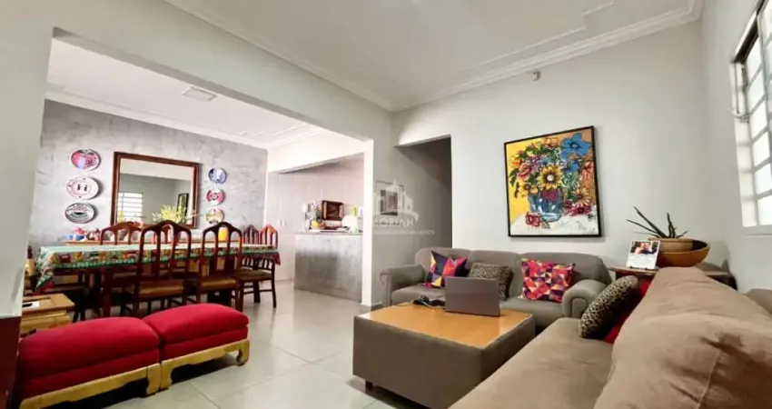 Casa com 3 quartos à venda na Rua Itaparica, Granada, Uberlândia