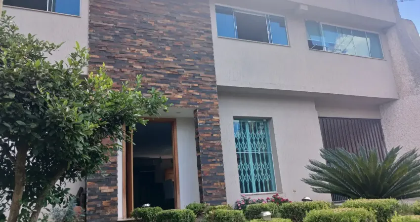 Espetacular Residência no Cabral – 415m² | Ideal para Fins Residenciais ou Comerciais