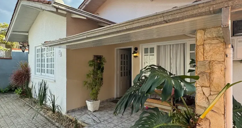 Casa plana averbada - 1 suíte + 2 quartos - piscina - Anita Garibaldi - Joinville/SC.