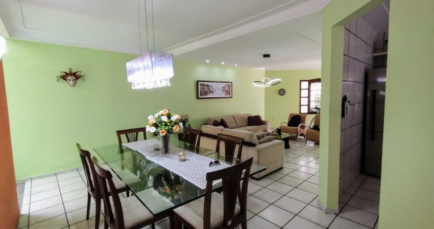 Casa  térrea em Capim Macio - Rua Comercial