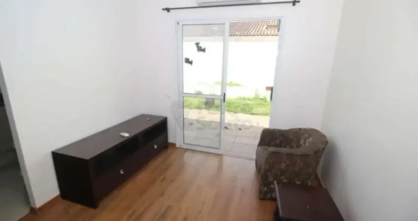 Aluguel de casa em condomínio com pátio privativo e 2 vagas de garagem