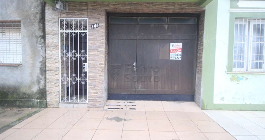 Casa com Acesso Independente no Centro de Pelotas - 3 Dormitórios, Garagem e Terraço