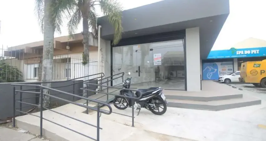 Loja Comercial com Vitrine Ampla na Av. Domingos de Almeida - Alto Fluxo e Localização Estratégica