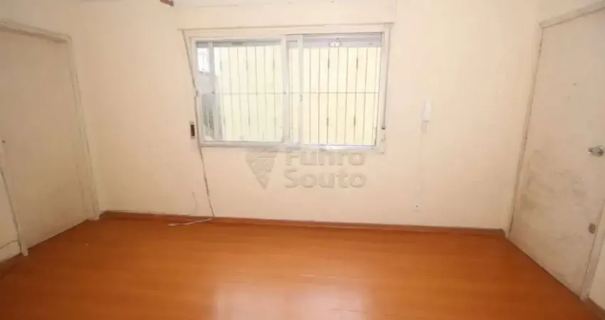 Apartamento com peças amplas e bem ventilado na Félix da Cunha ? Condomínio Monte Carlo