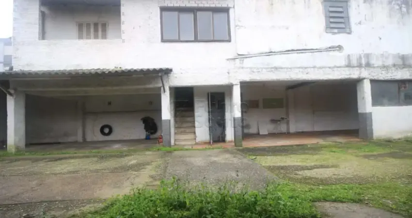 Prédio Comercial com 22 boxes e casa residencial ideal para Estacionamento e Moradia.