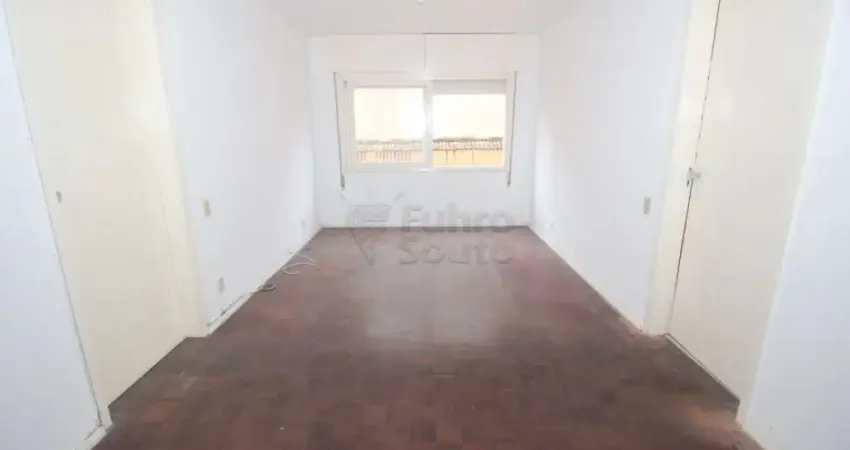 Amplo Apartamento de 3 dormitórios com sacada no Condomínio Costellamar no Centro de Pelotas.