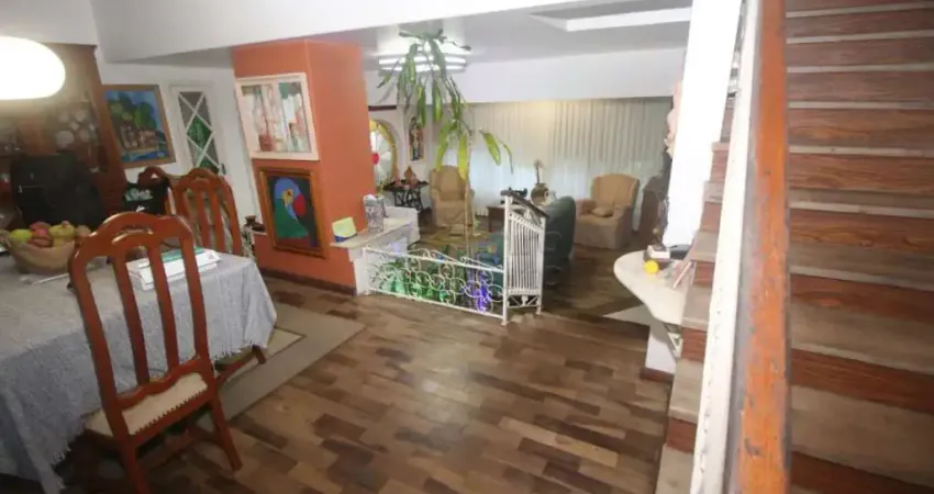 Sobrado mobiliado com 3 dormitórios, suíte, lareira e pátio arborizado - próximo à praça da cohabpel