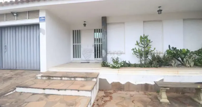 Casa Ampla de 4 Dormitórios no Centro de Pelotas - Conforto, Espaço e Segurança