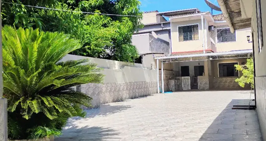 Excelente casa duplex com mega quintal.