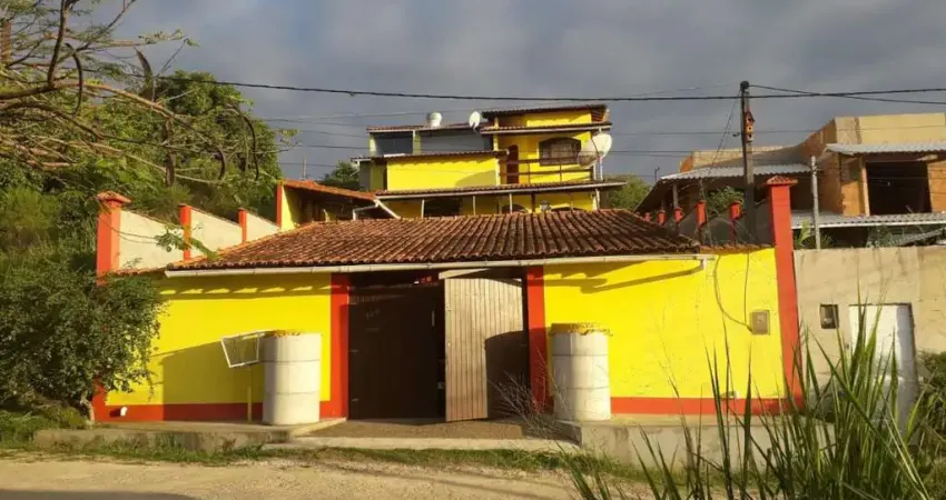 Itapeba, excelete casa duplex com 3 quartos, 2 suítes estilo colonial em condomínio fechado.